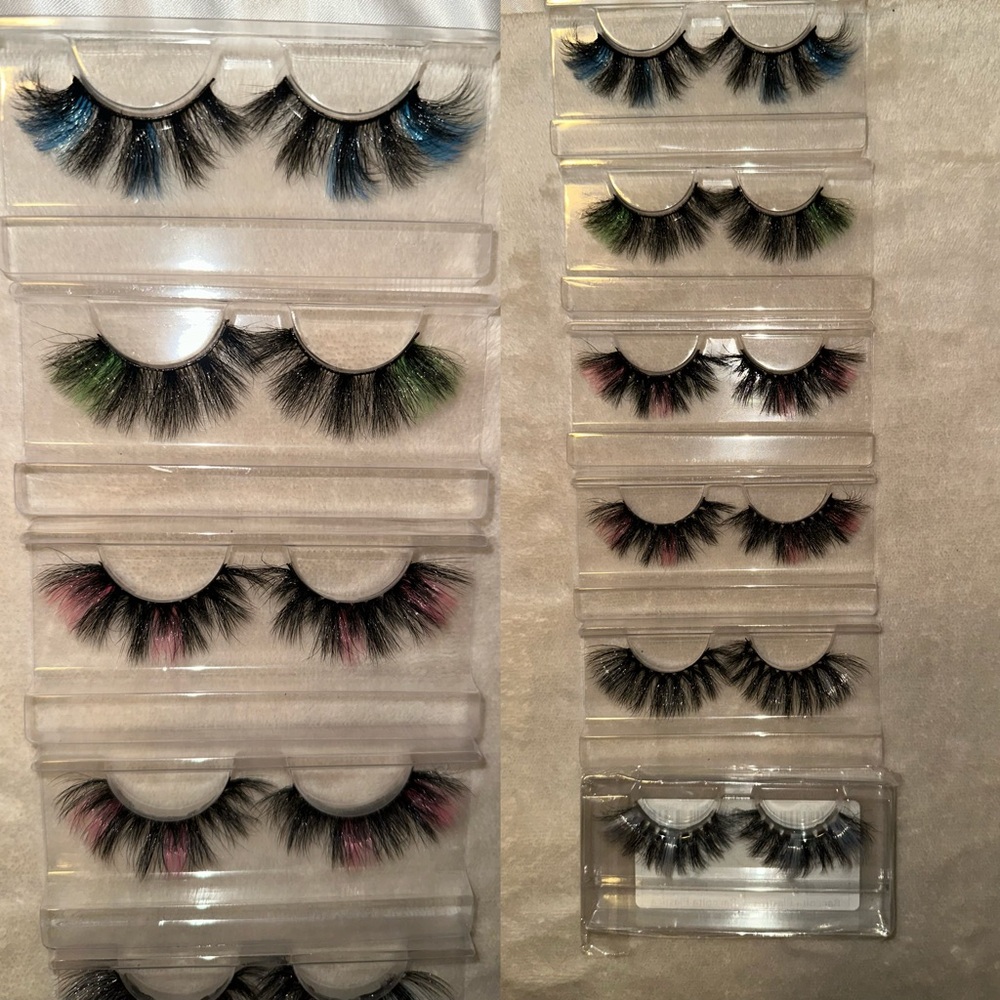 10 pairs of long false eyelashes with tinted color tips.